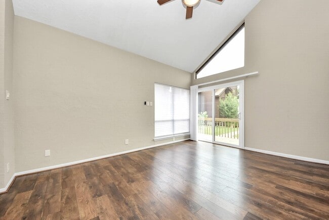 Building Photo - 651 Davis Rd