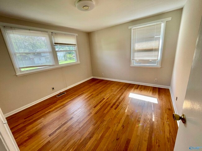 Building Photo - 304 Meadowbrook Dr SE