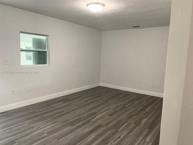 Building Photo - 6290 SW 39th St