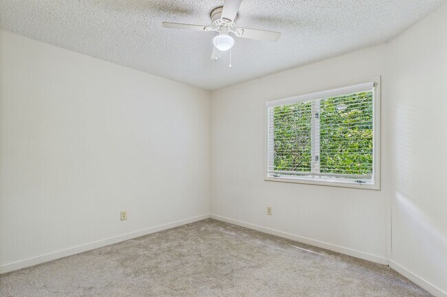 Building Photo - Charming 3-Bedroom Townhome in Sunset Woods