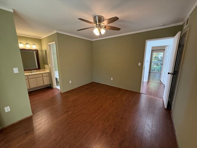 Building Photo - 2 bedroom 2.5 bath condo for rent