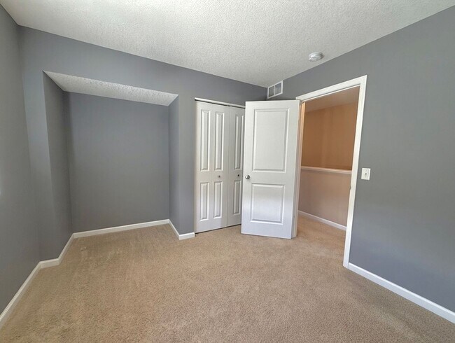 Building Photo - Rare 4 Bedroom End Unit Townhome in The Beautiful Stonemill Farms of Woodbury