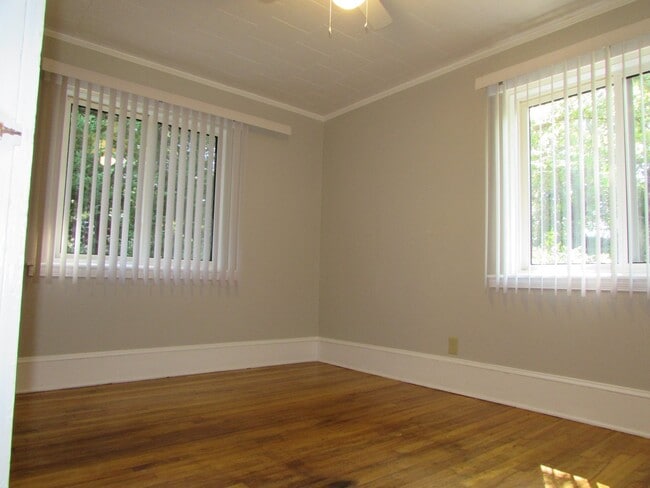 Building Photo - Spacious 2 Bed/1 Bath Duplex - Updated - Fireplace - Covered Side Porch - Water/Sewer/Trash Included