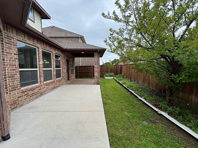 Building Photo - 5 BR/4BA | Updated Single Family Home | 2-Car Garage | Gated backyard