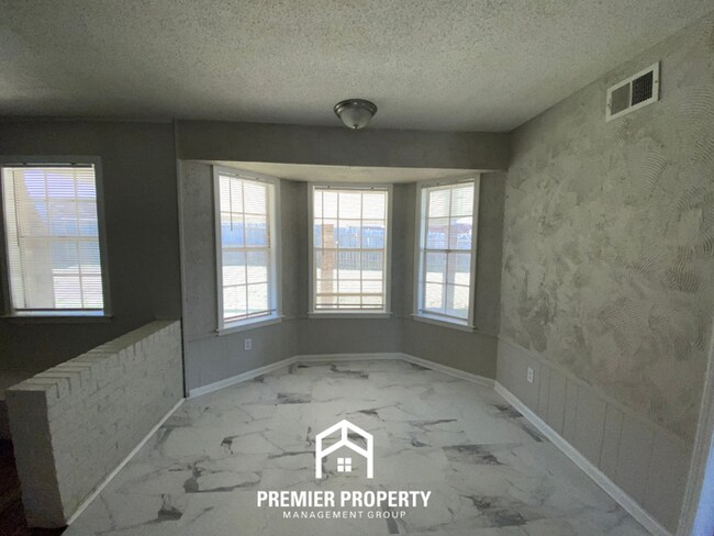 Building Photo - 3999 Hanna Dr