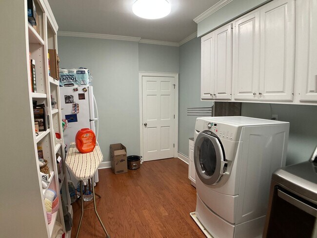 Building Photo - Executive Home in The Heart of Chapel Hill!