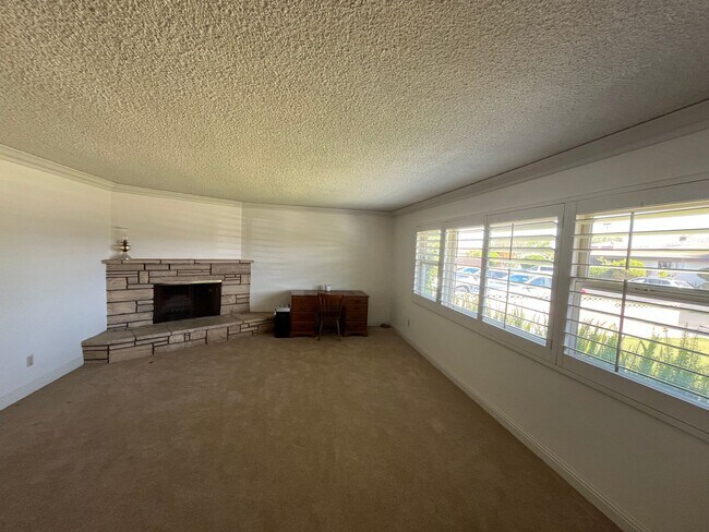 Building Photo - 502 E Rose Ave
