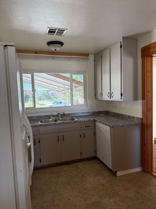 Building Photo - 2101 Aspen Dr