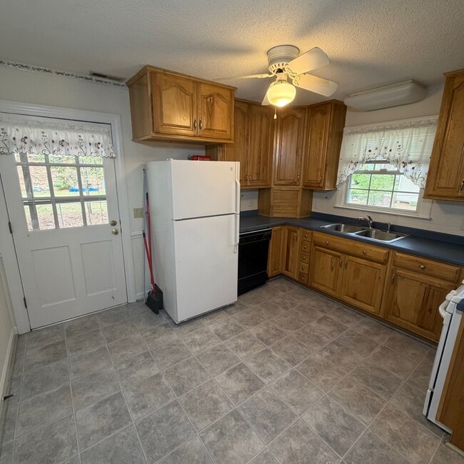 Building Photo - 3208 Ellsworth Dr