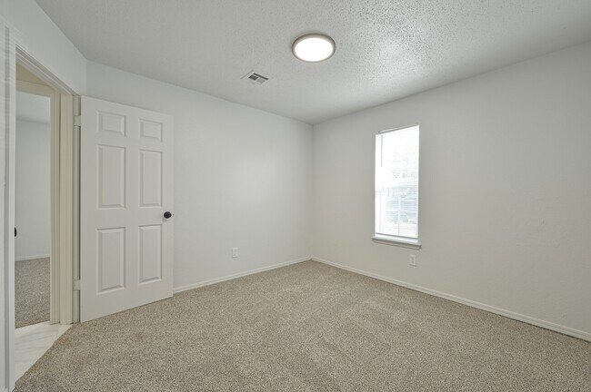 Building Photo - 2525 SE 47th St