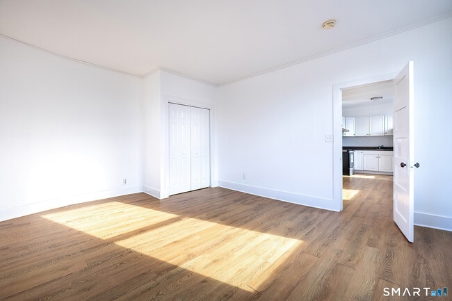 Building Photo - 406 Main St