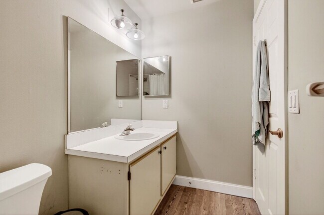 Building Photo - 460 Hardwood Pl