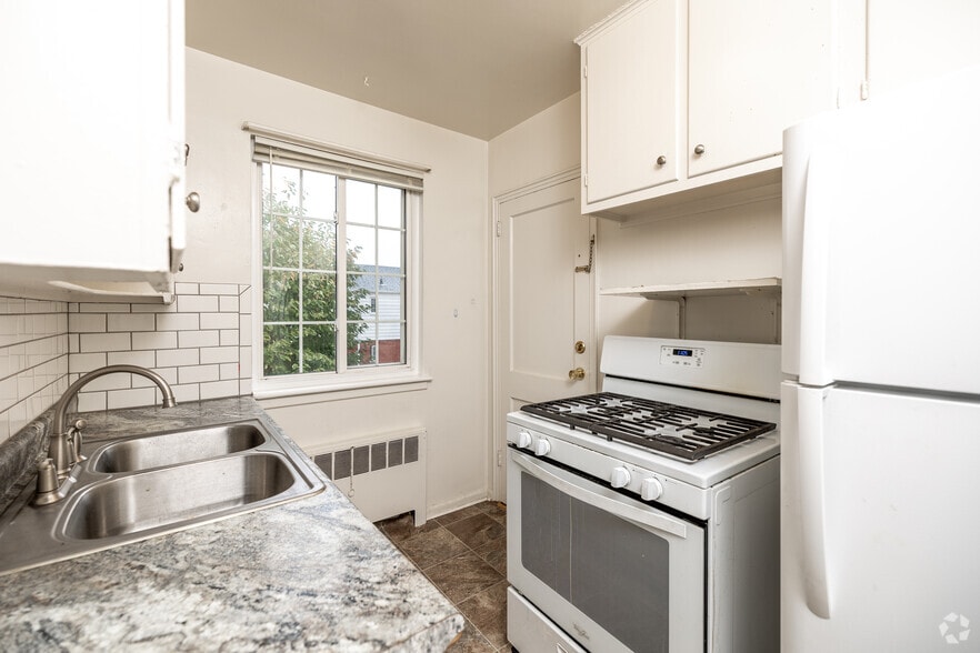 2BR, 1BA - 713 SF - Kitchen - Franklin Court Apartments