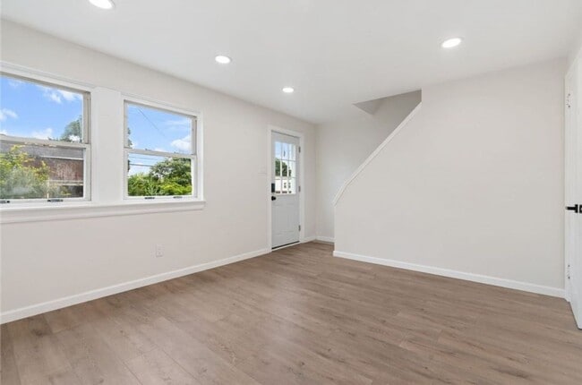 Building Photo - New 2 Bed/1 Bathroom Renovation in Swissvale!