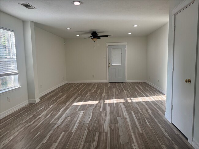 Building Photo - 11927 Mule Springs Dr