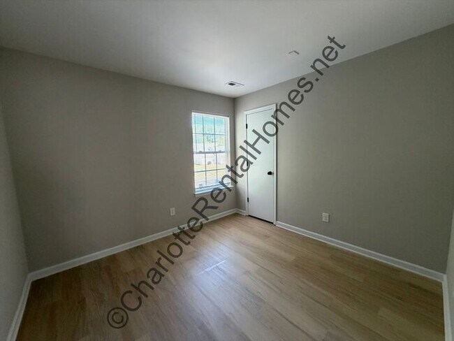 Building Photo - Updated 3 bedroom home in Concord with new kitchen & flooring!