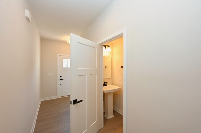 Building Photo - Updated Gallatin Townhome | 3BR + Garage, W/D Included