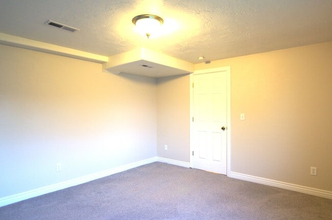 Building Photo - Large Family Home Ready for You!!