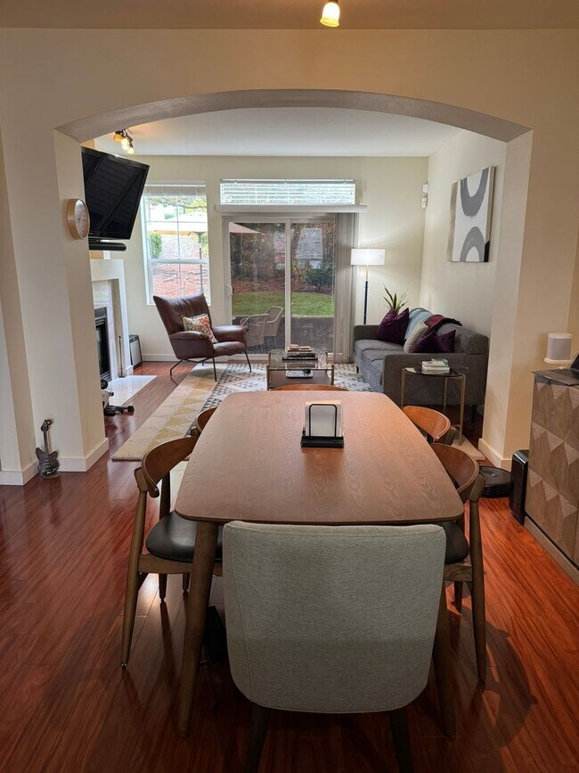 Building Photo - 2Bd/2.5Ba Bellevue Townhouse