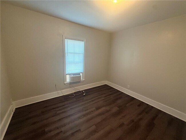 Building Photo - 423 Devon Dr