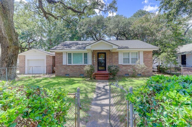 Primary Photo - Renovated Brick Ranch!