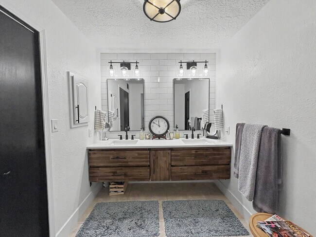 Building Photo - 9608 Merion Cir NE