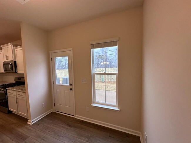 Building Photo - Charming 3BR Townhome in Jamestown