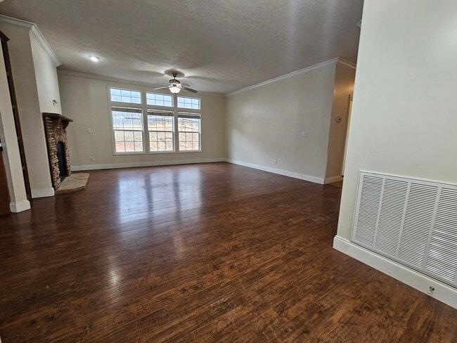 Building Photo - TR House