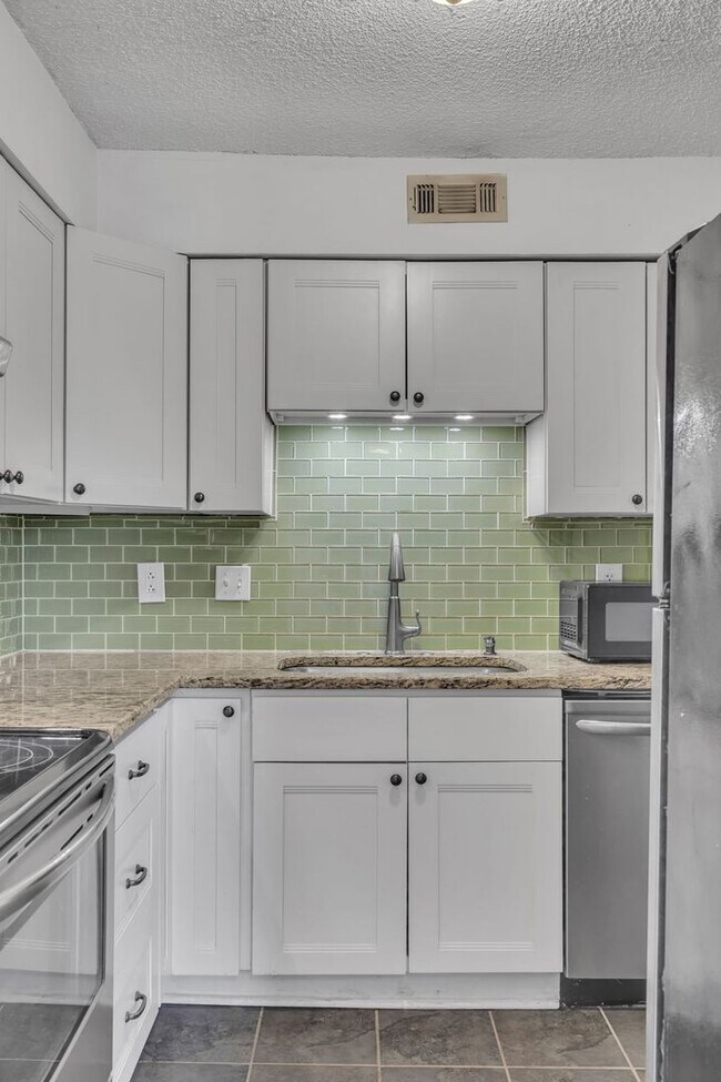 Building Photo - Spotless home in the most convenient locat...