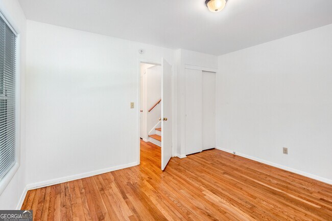 Building Photo - 2563 Beverly Hills Dr