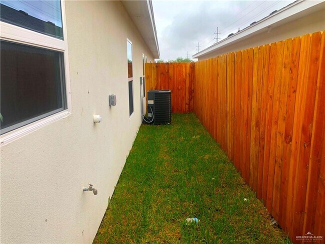 Building Photo - 11 W Driftwood St