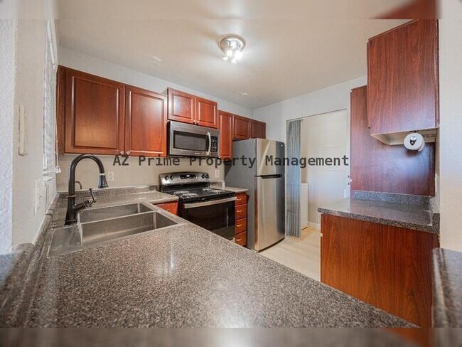 Building Photo - 1880 E Morten Ave