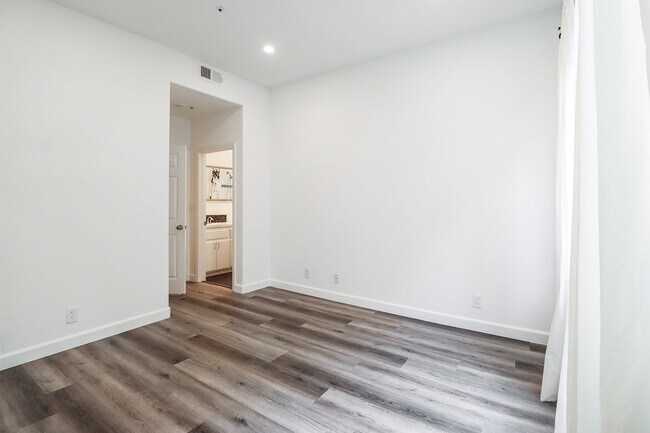 Building Photo - 11920 Goshen Ave