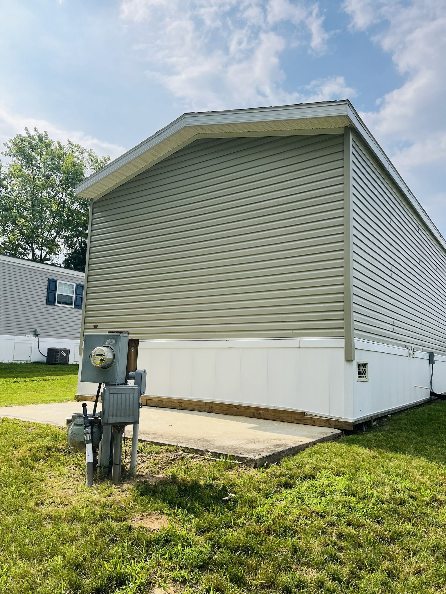 Building Photo - 9356 River Dr
