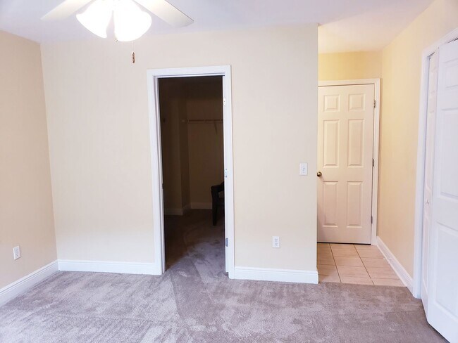 Building Photo - 3 bedroom town home for rent early January...