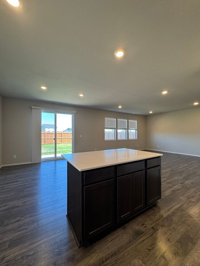 Building Photo - Modern 4-Bed Home for Rent