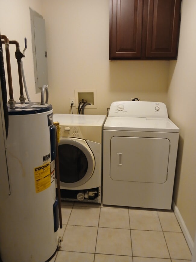 Building Photo - 606 W College St