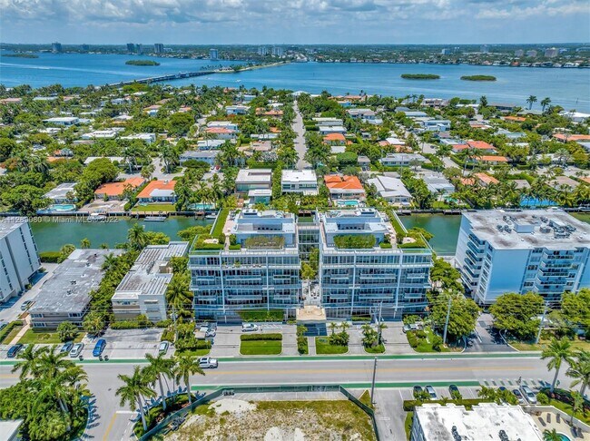 Building Photo - 9940 W Bay Harbor Dr