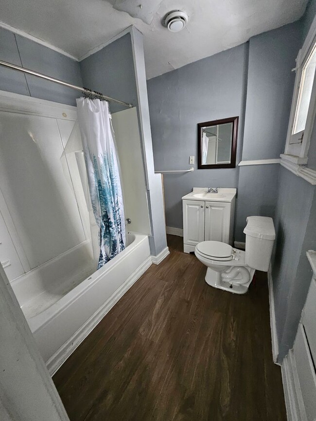 Building Photo - upper 4-bedroom unit east side