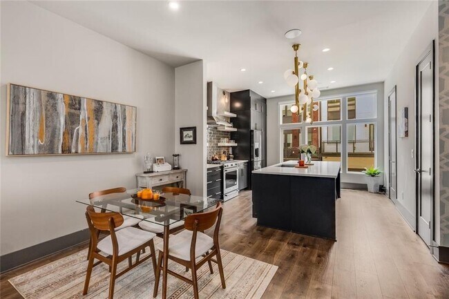 Building Photo - 1300 Chelsea Cir NW