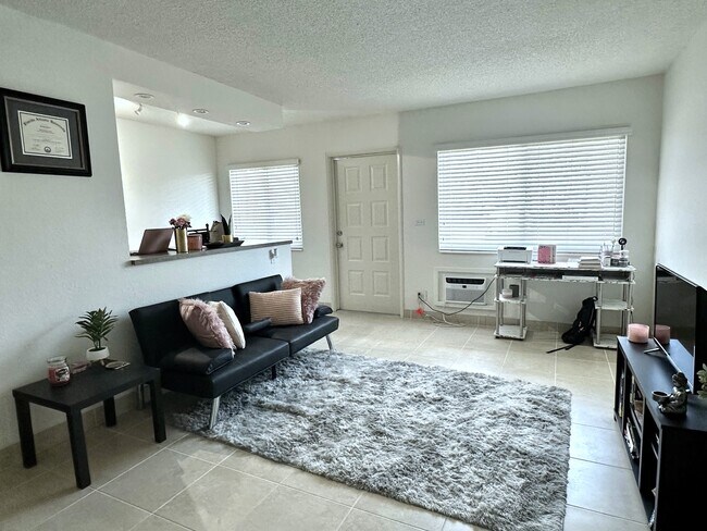 living room - 1810 E Oakland Park Blvd