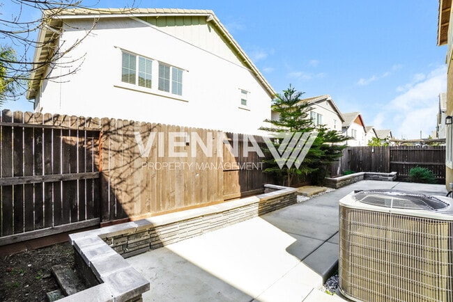 Building Photo - 3024 Welton Cir