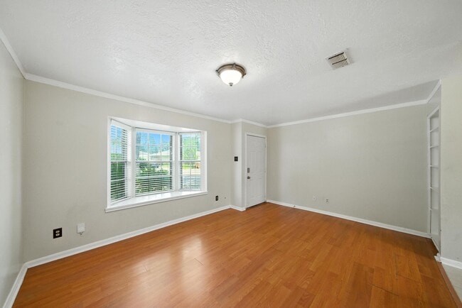Building Photo - 10666 Hazelhurst Dr