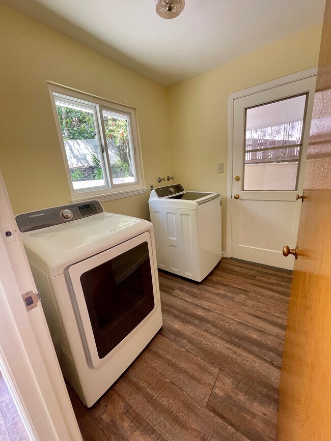 Laundry off kitchen - 5940 La Salle Ave