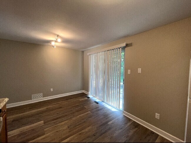 Building Photo - 1390 Lincoln Dr