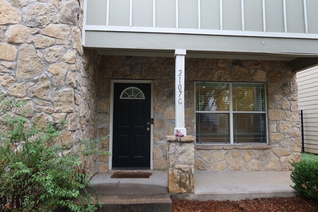 Building Photo - Now Pre-Leasing for Fall 2026–Spring 2027!