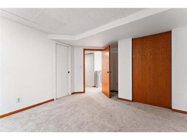 Building Photo - 4218 Sylvia Ln S