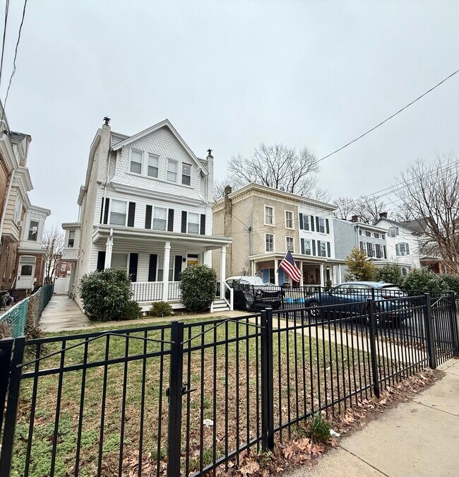 Building Photo - 451 Green Ln