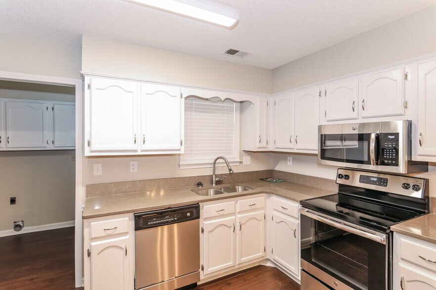 Building Photo - 5599 Annandale Dr