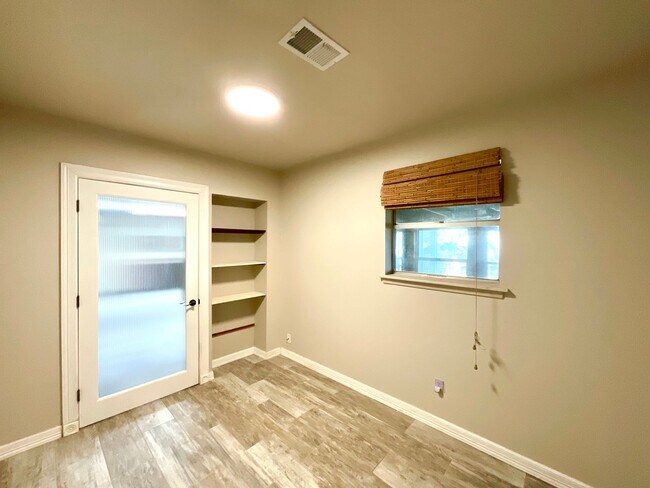 Building Photo - 5303 Shady Oak Cir